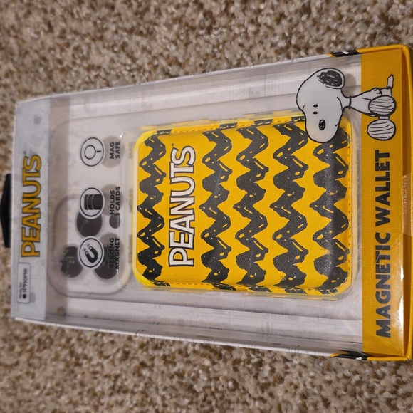 Peanuts Phone Accessories -  Magnetic Wallet And Wristlet - Picture 2 of 9